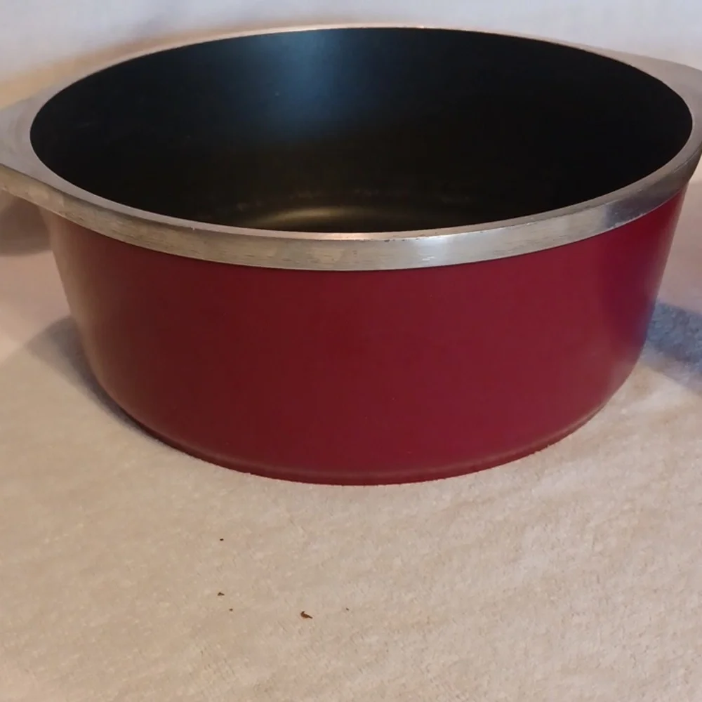 Club Burgundy Cast Aluminum Dutch Oven with Wooden Handle 5 Qt